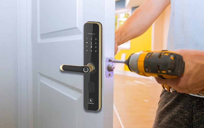 Kiểm tra sự ăn khớp giữa lỗ yếm và chốt khóa
